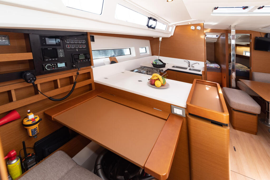 Sailing yacht 
