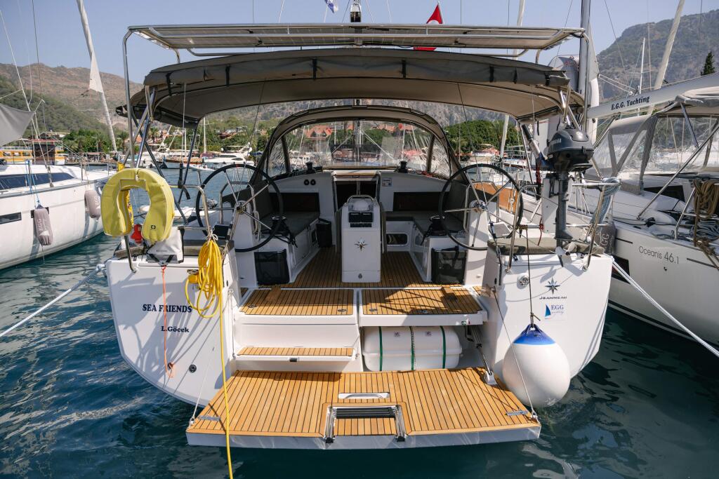 Sailing yacht 