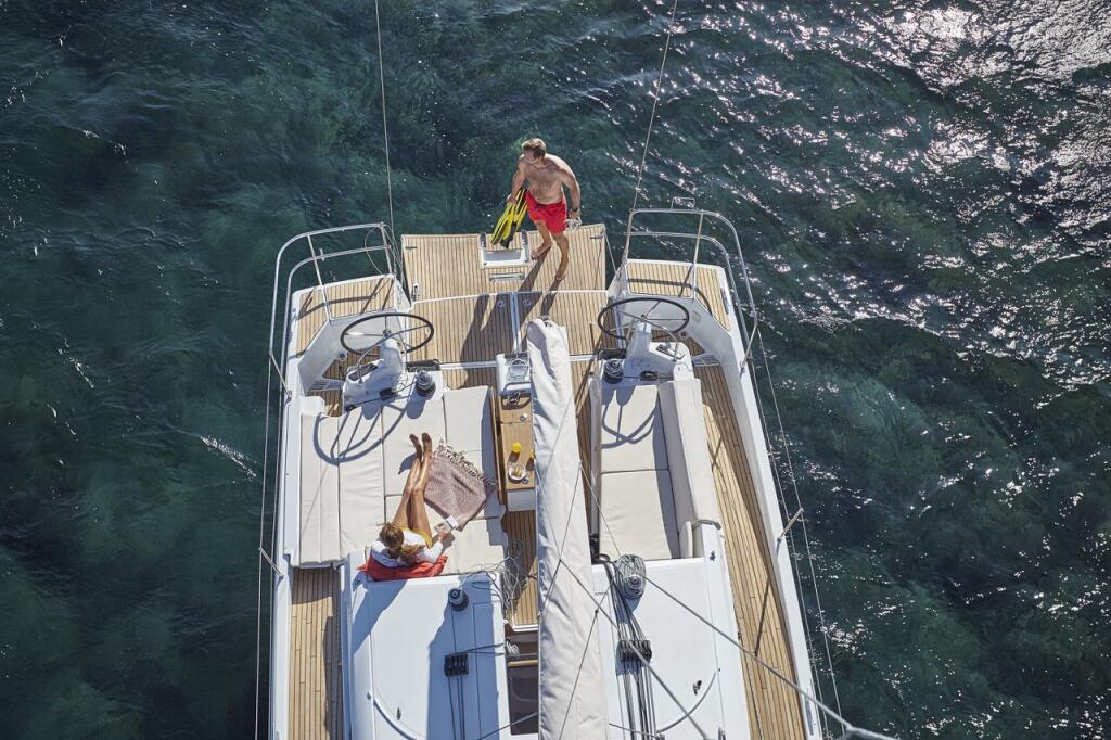 Sailing yacht 