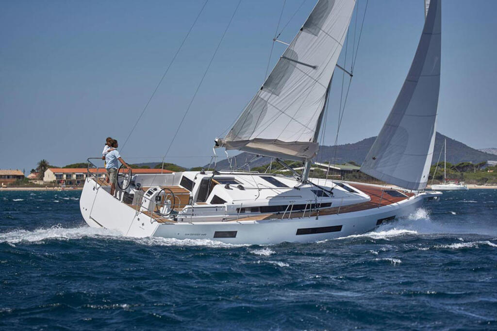 Sailing yacht 