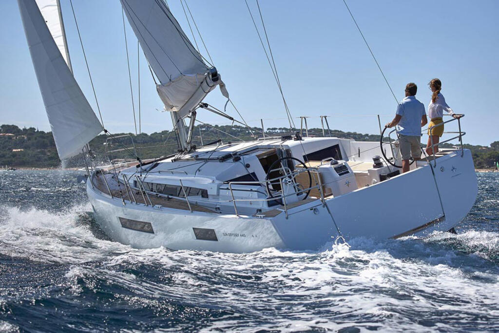Sailing yacht 