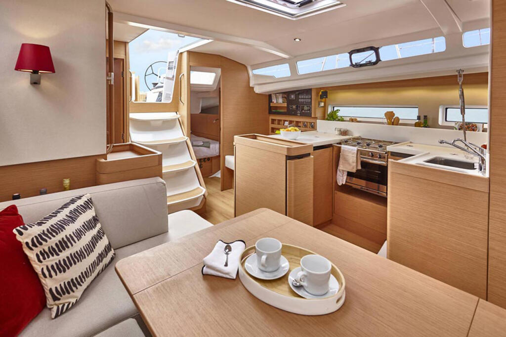 Sailing yacht 