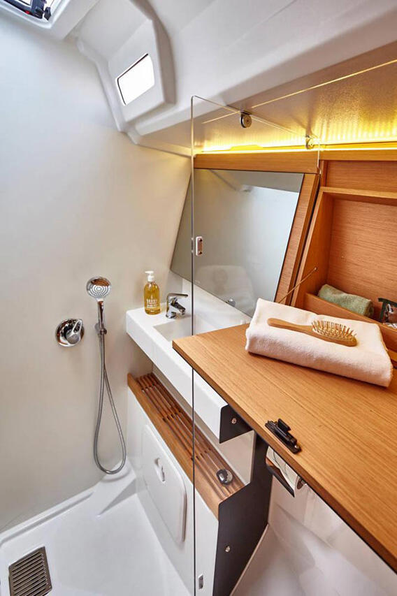 Sailing yacht 