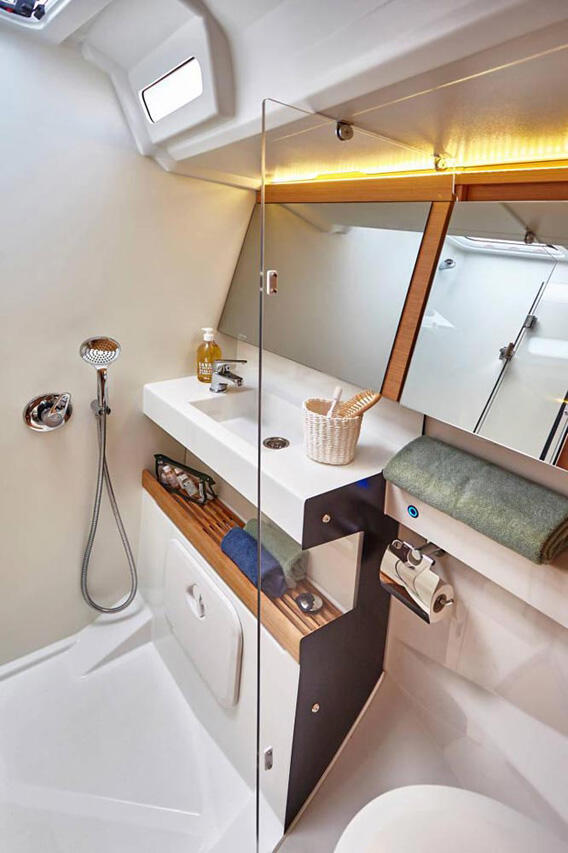 Sailing yacht 