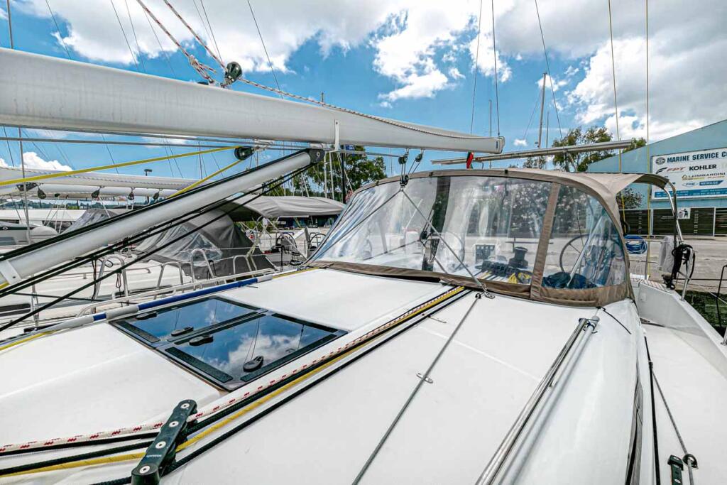 Sailing yacht 