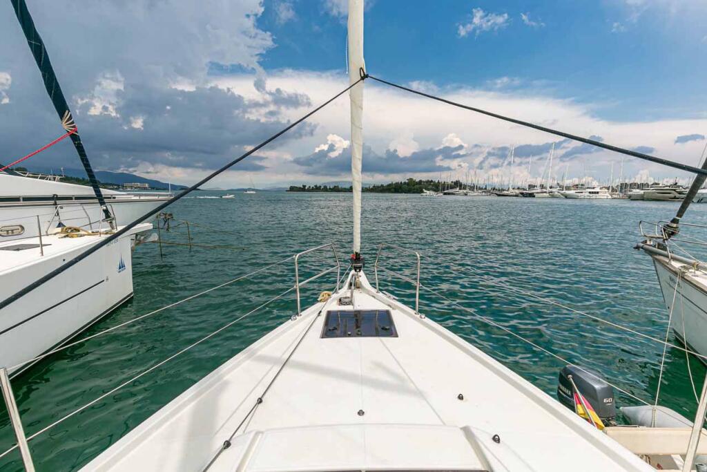 Sailing yacht 