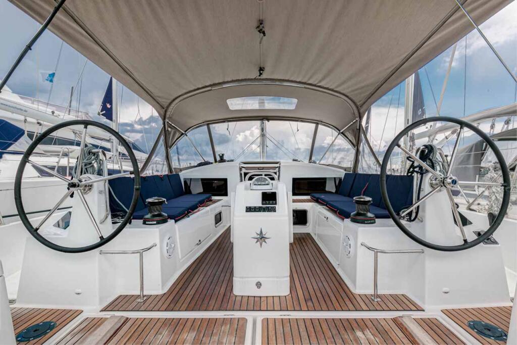 Sailing yacht 
