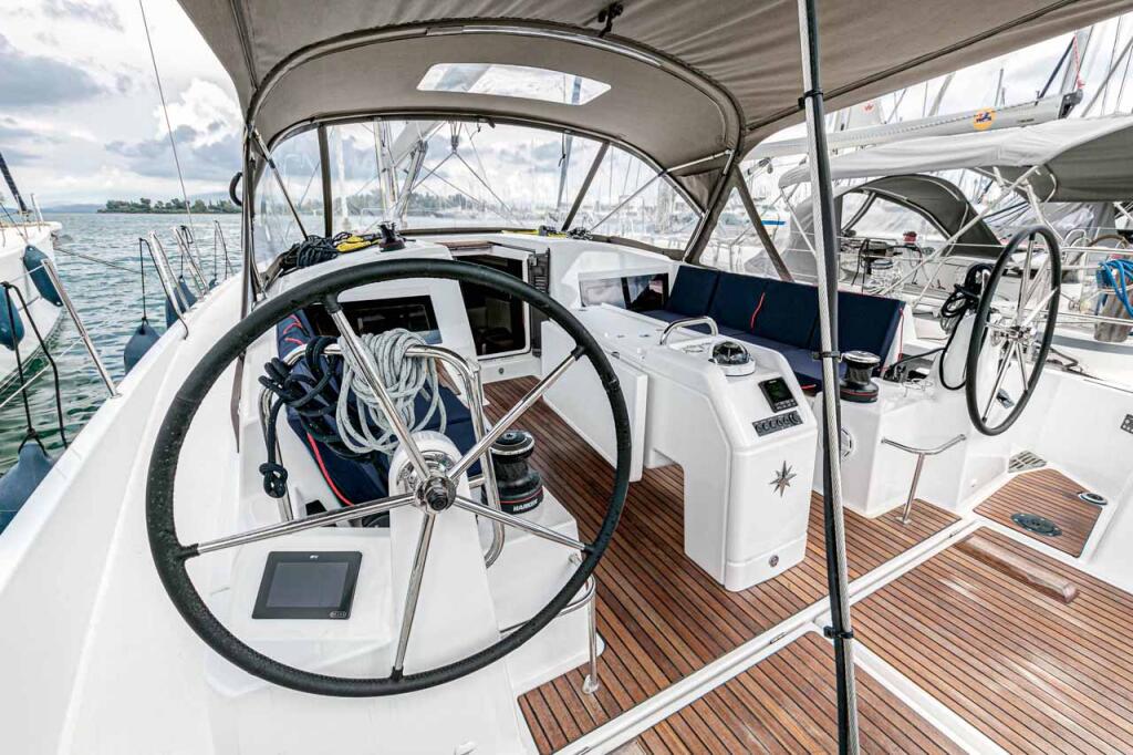 Sailing yacht 