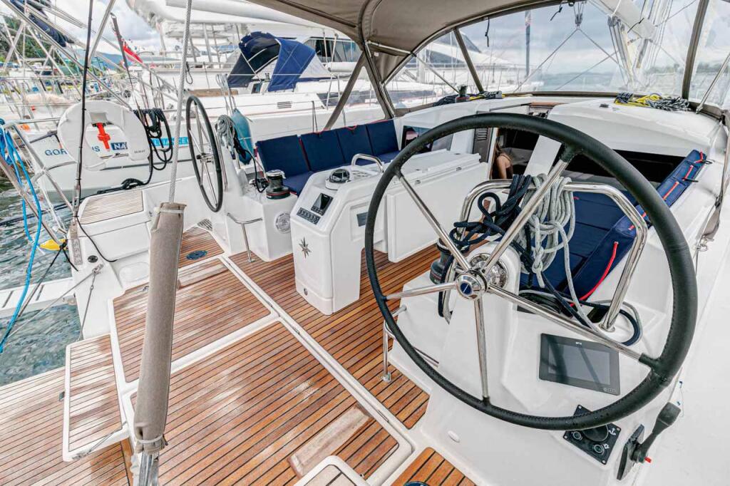 Sailing yacht 