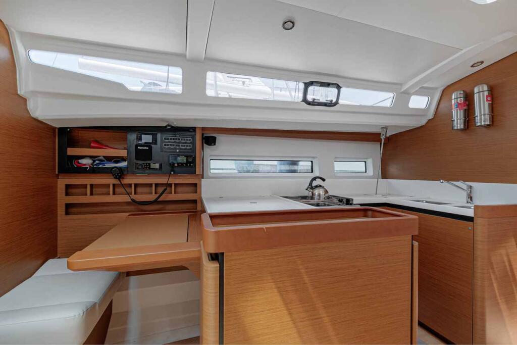 Sailing yacht 