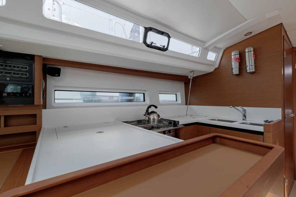 Sailing yacht 