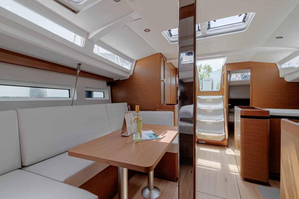 Sailing yacht 