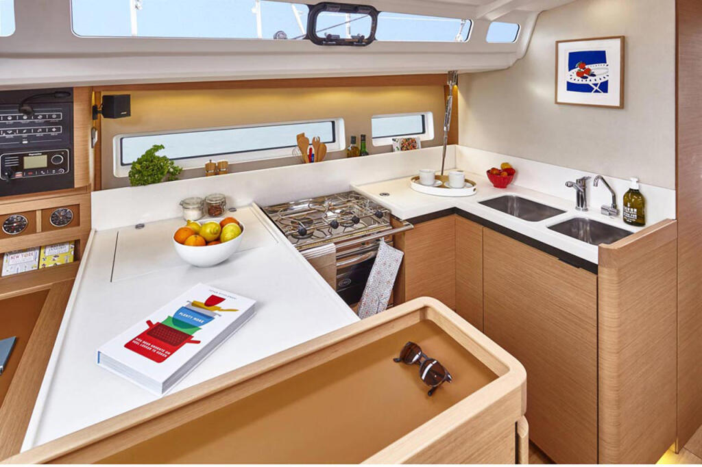 Sailing yacht 