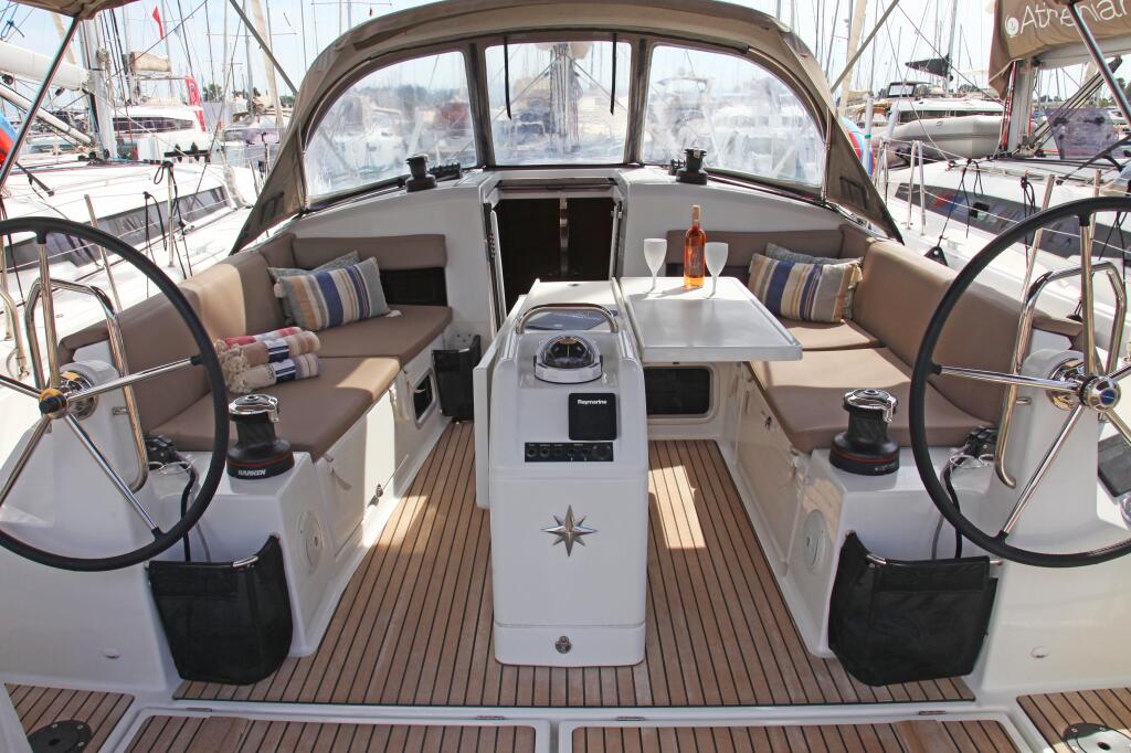 Sailing yacht 