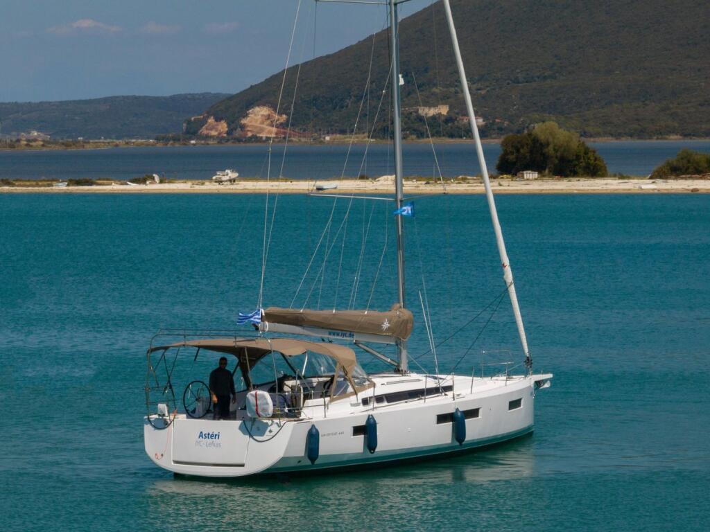 Sailing yacht 