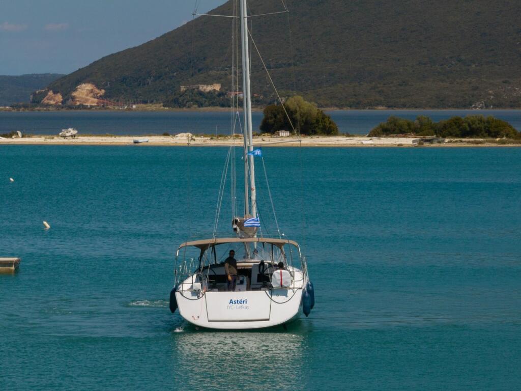 Sailing yacht 