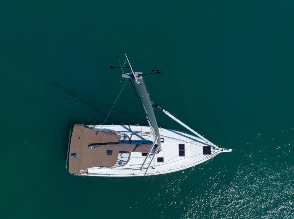 Sailing yacht 
