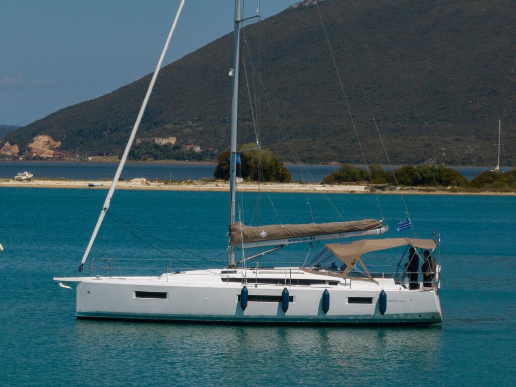 Sailing yacht 