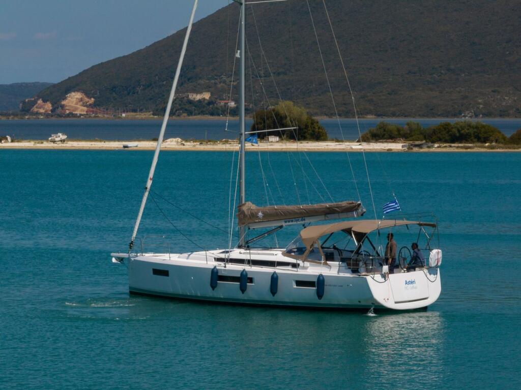 Sailing yacht 