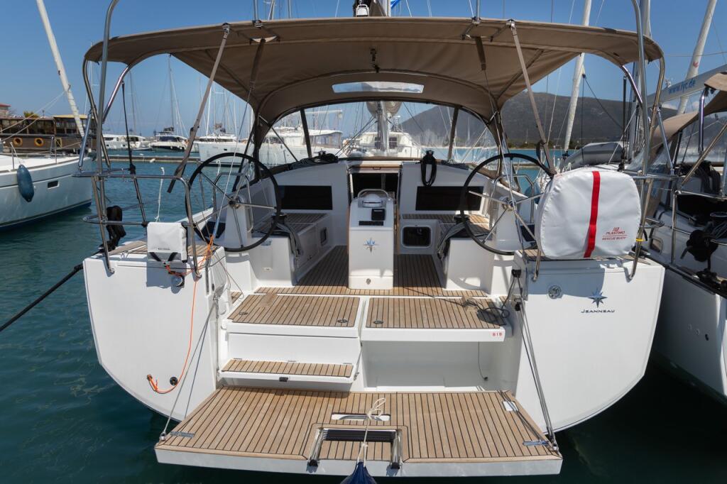 Sailing yacht 