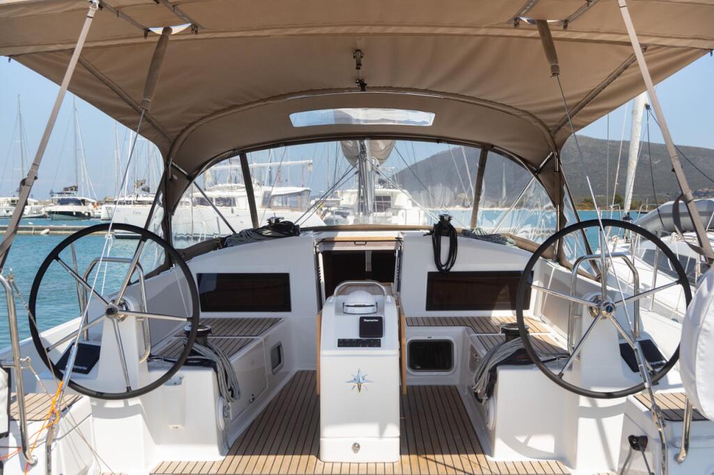 Sailing yacht 