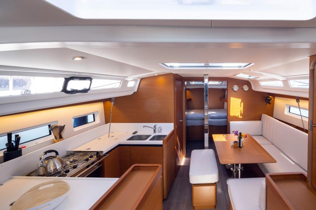 Sailing yacht 