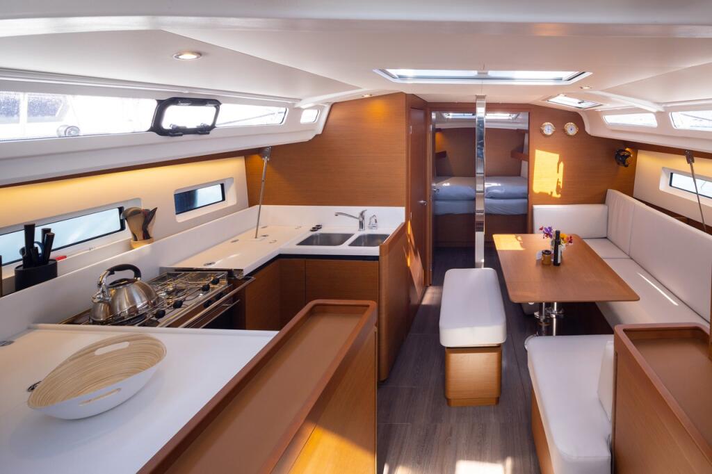 Sailing yacht 