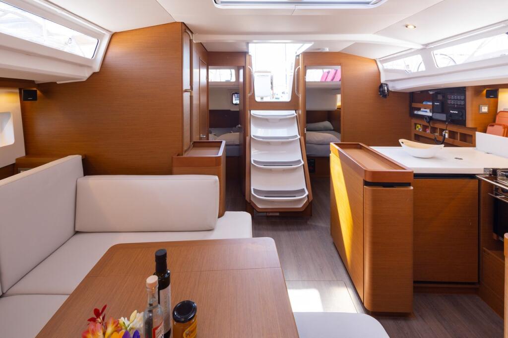 Sailing yacht 