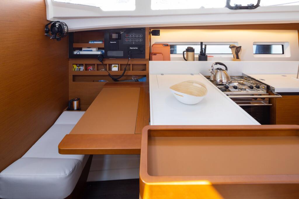Sailing yacht 