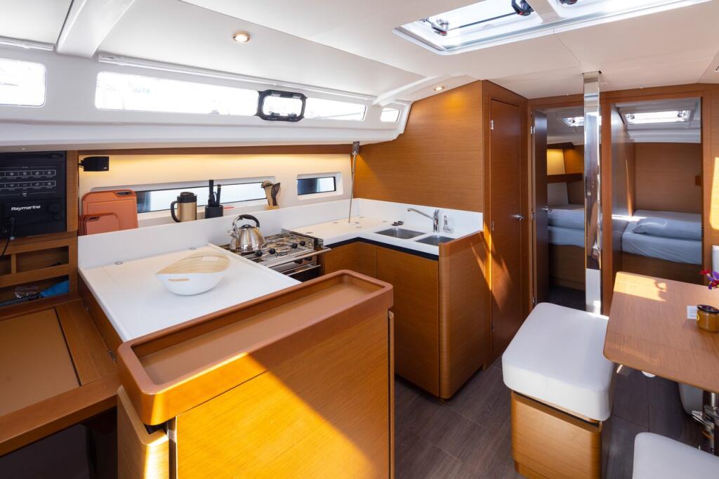 Sailing yacht 