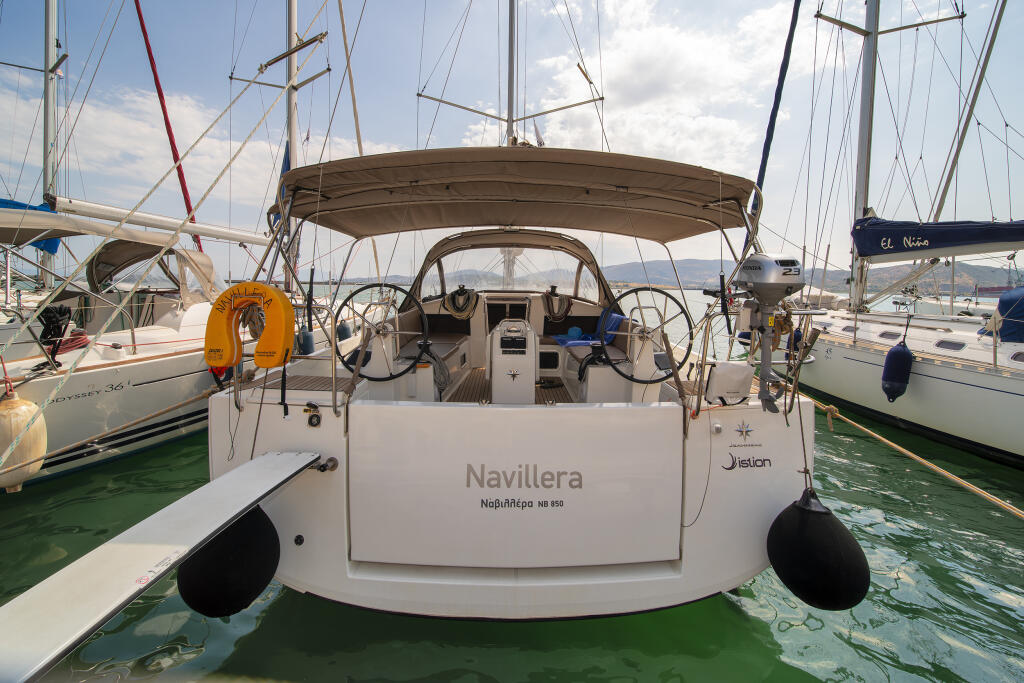 Sailing yacht 
