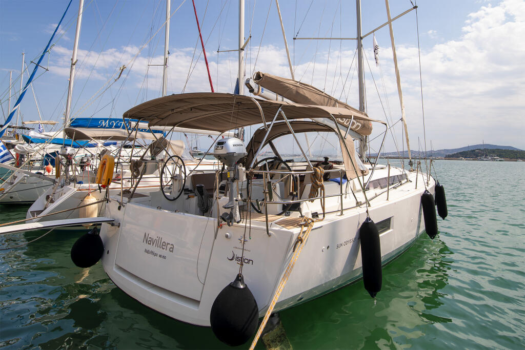 Sailing yacht 