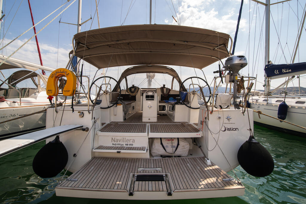 Sailing yacht 