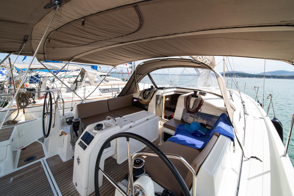 Sailing yacht 