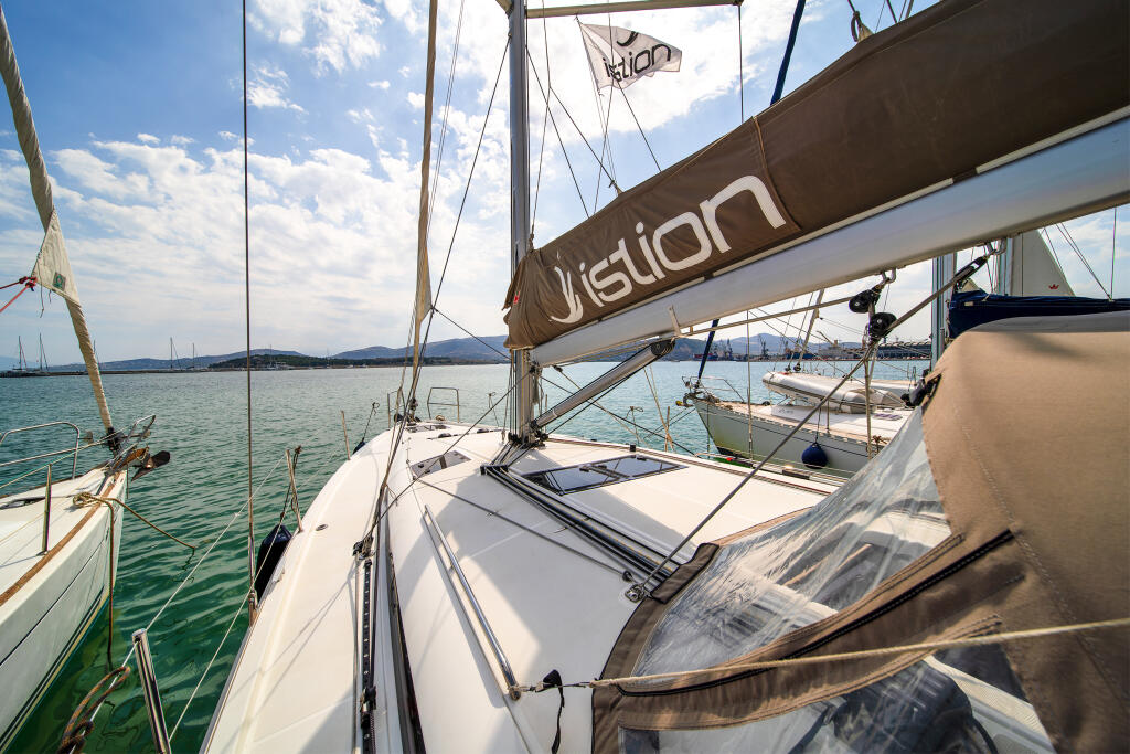 Sailing yacht 