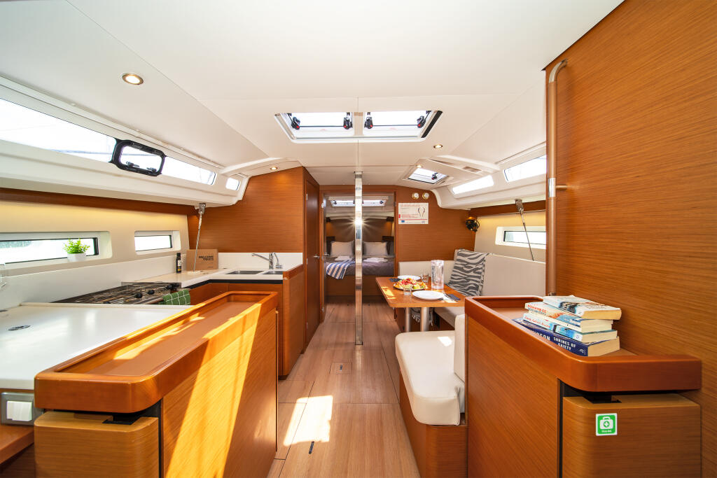 Sailing yacht 