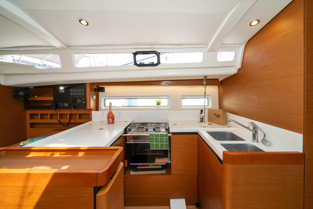 Sailing yacht 