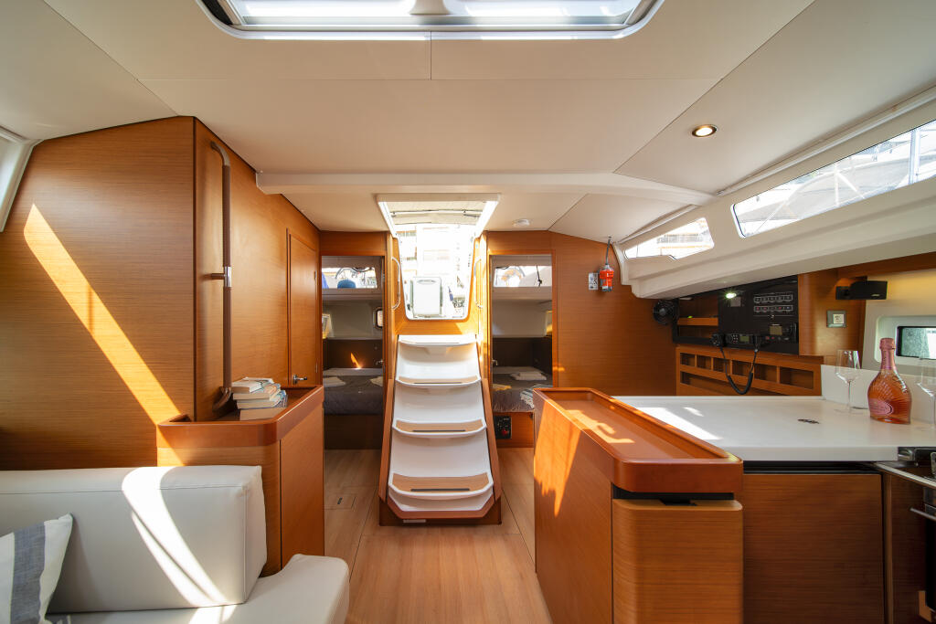 Sailing yacht 