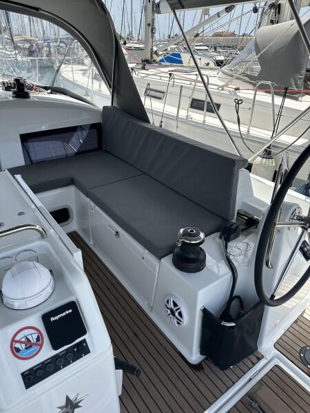 Sailing yacht 