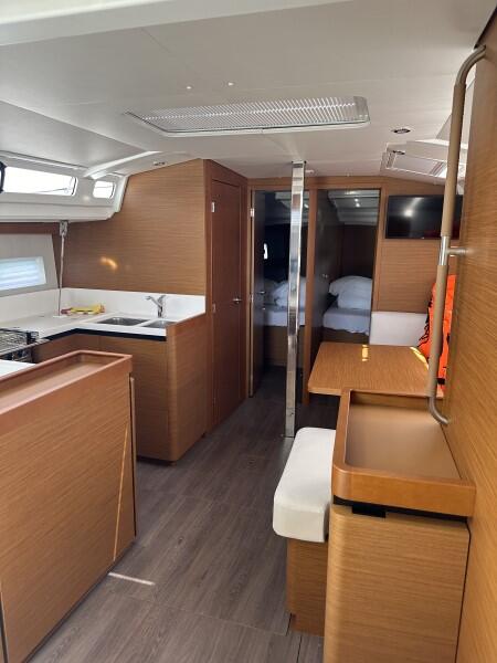 Sailing yacht 