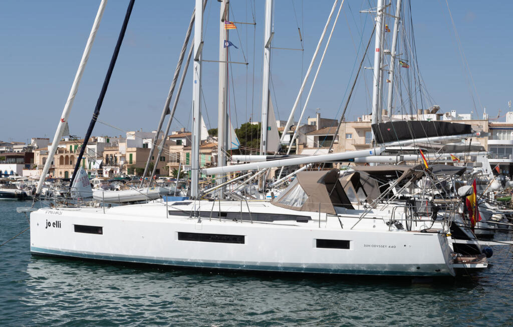 Sailing yacht 