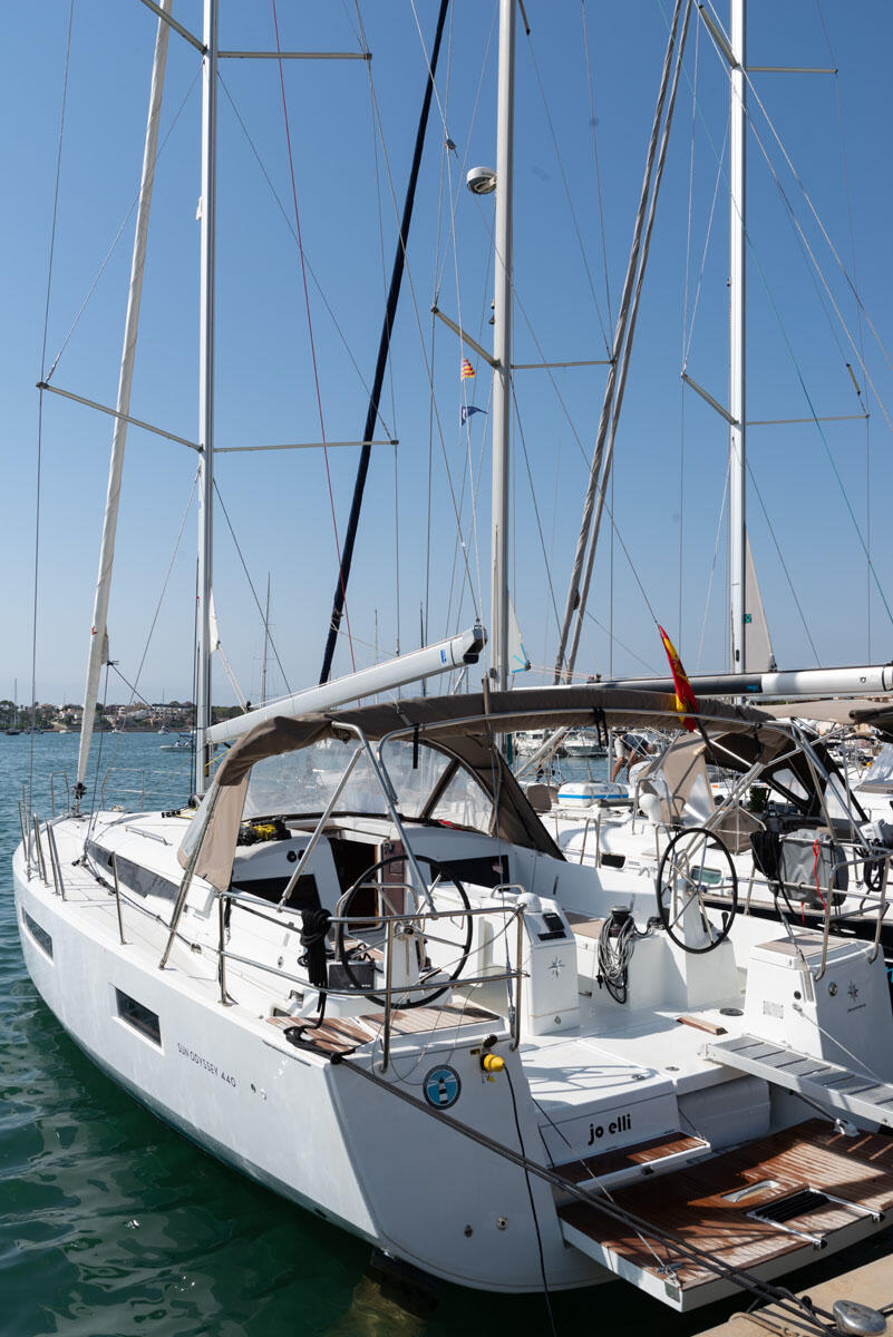 Sailing yacht 