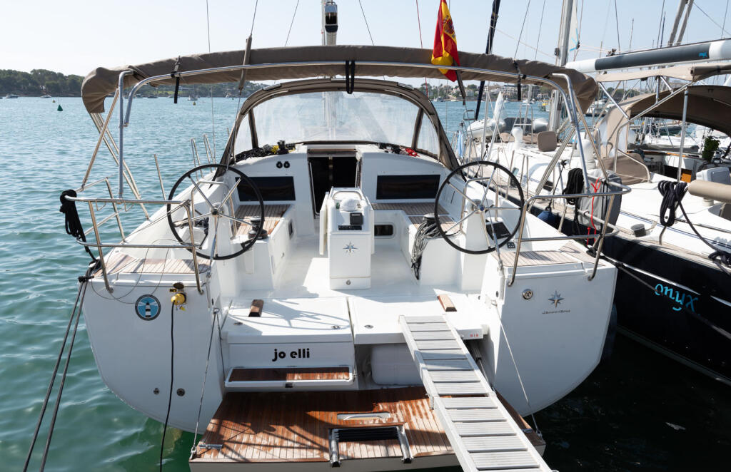 Sailing yacht 