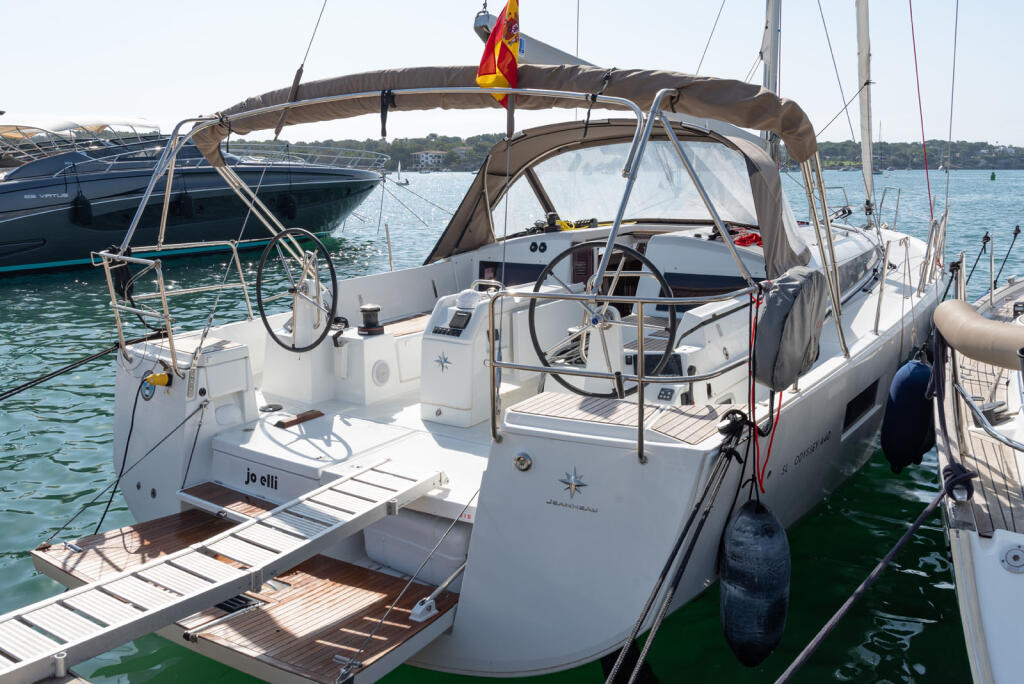 Sailing yacht 