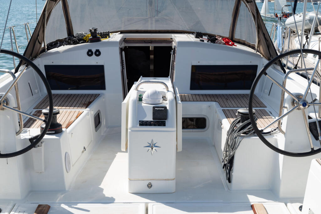 Sailing yacht 