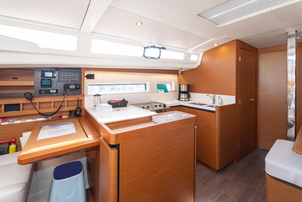 Sailing yacht 