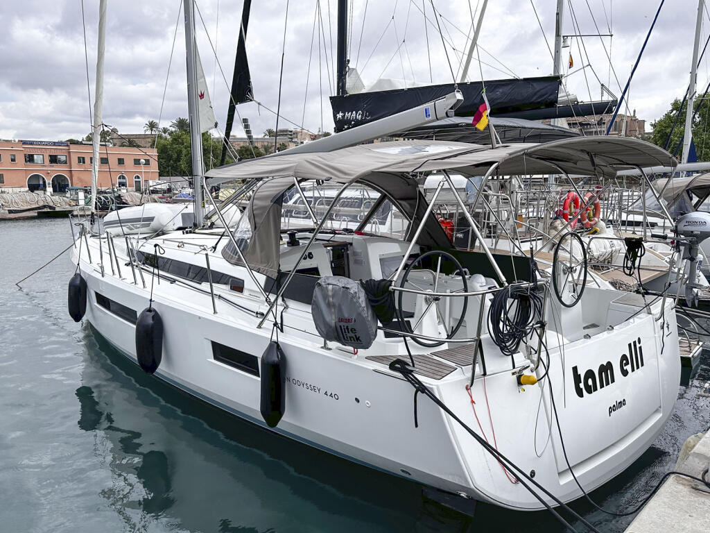 Sailing yacht 