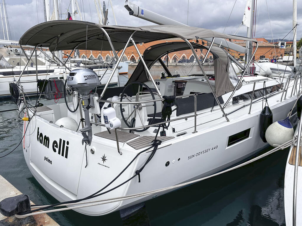 Sailing yacht 