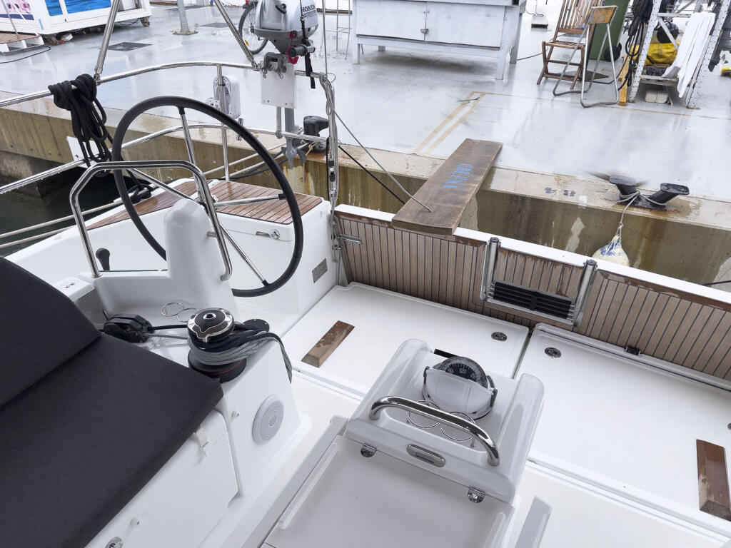 Sailing yacht 