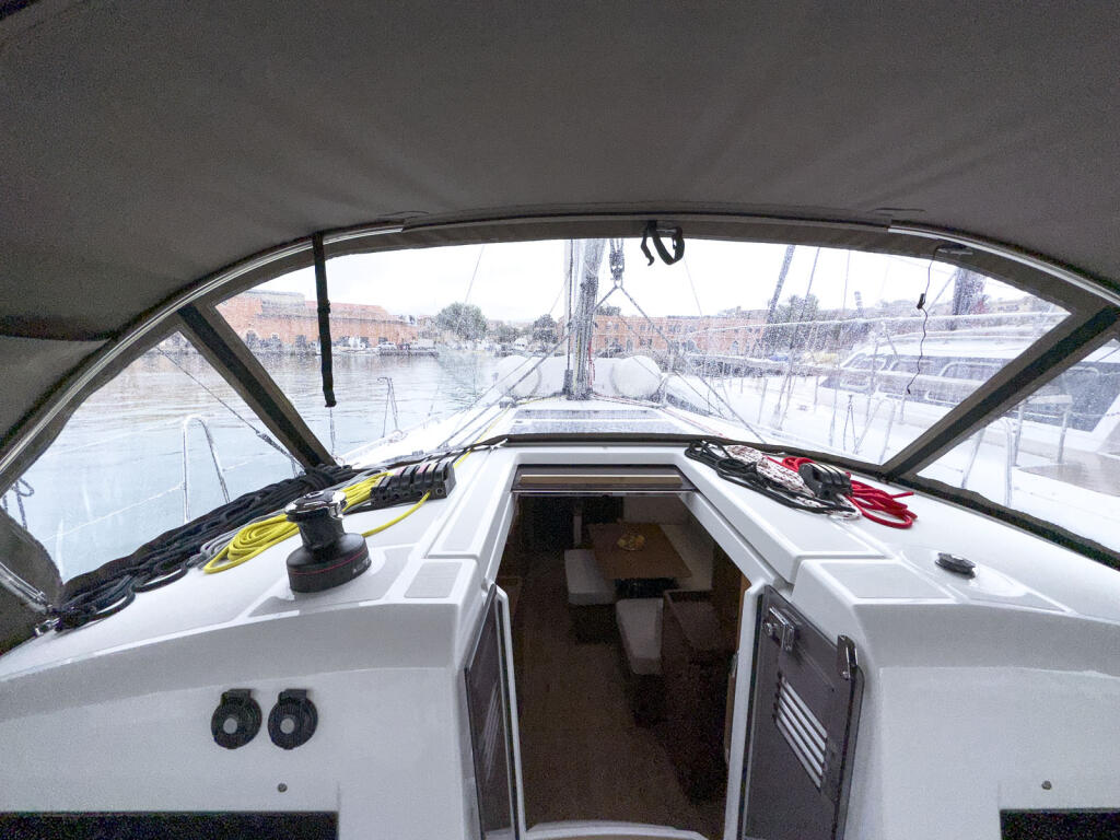 Sailing yacht 